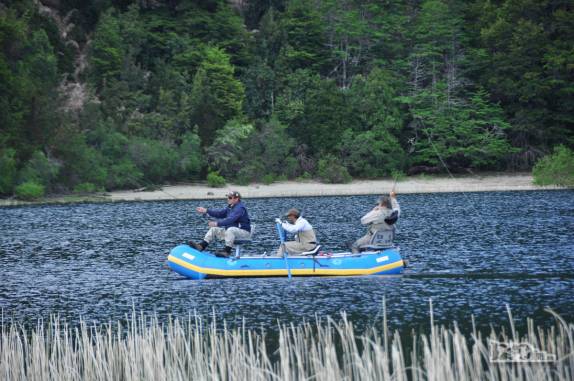 Pescaria de Mosca no lago Menendez no Parque Nacional Los Alerces, ao norte de Trevelin, na patagônia argentina